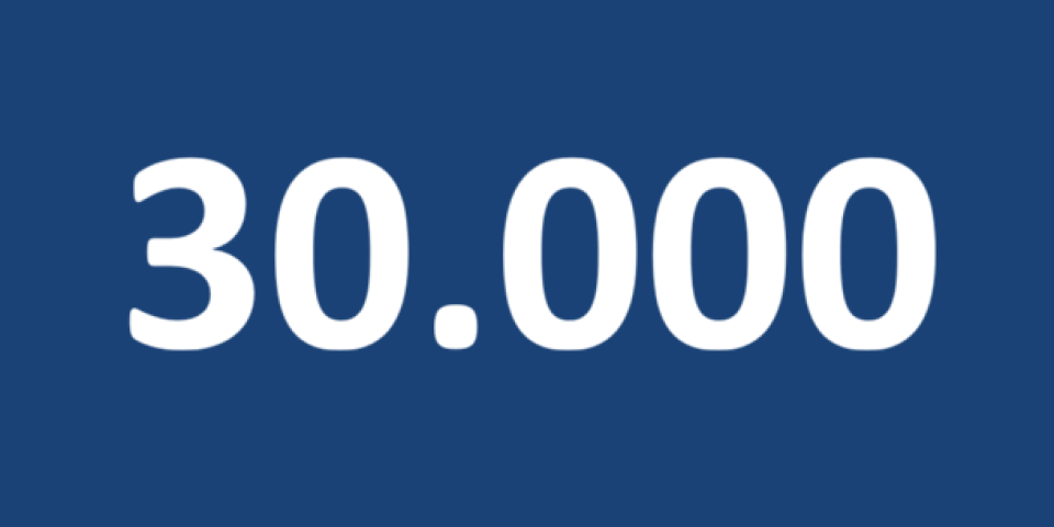 Die Zahl 30.000 in weißer Schrift auf blauem Grund.