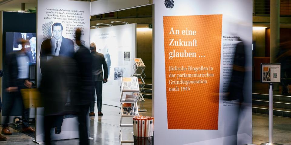 Ausstellung "An eine Zukunft glauben. Jüdische Biografien in der parlamentarischen Gründergeneration nach 1945" in der Halle des Paul-Löbe-Hauses. 