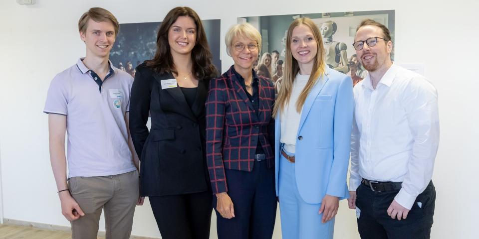 Ministerin Feller mit einer Gruppe Lehramtsanwärterinnen und -anwärter