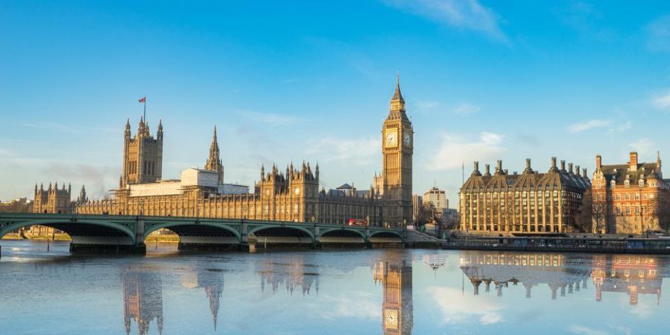 Skyline von London: Der Blick geht über die Themse zur London Bridge und zu Big Ben.