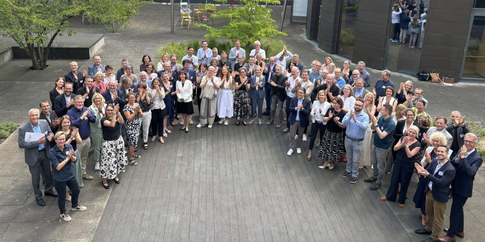 Gruppenbild aus Vogelperspektive der Teilnehmerinnen und Teilnehmer an der RBZB-Veranstaltung am 1. Juli 2026 im MSB NRW