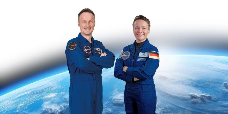 Die Astronautin Amelie Schoenenwald und der Astronaut Mathias Maurer der ESA stehen vor der Erdkugel.