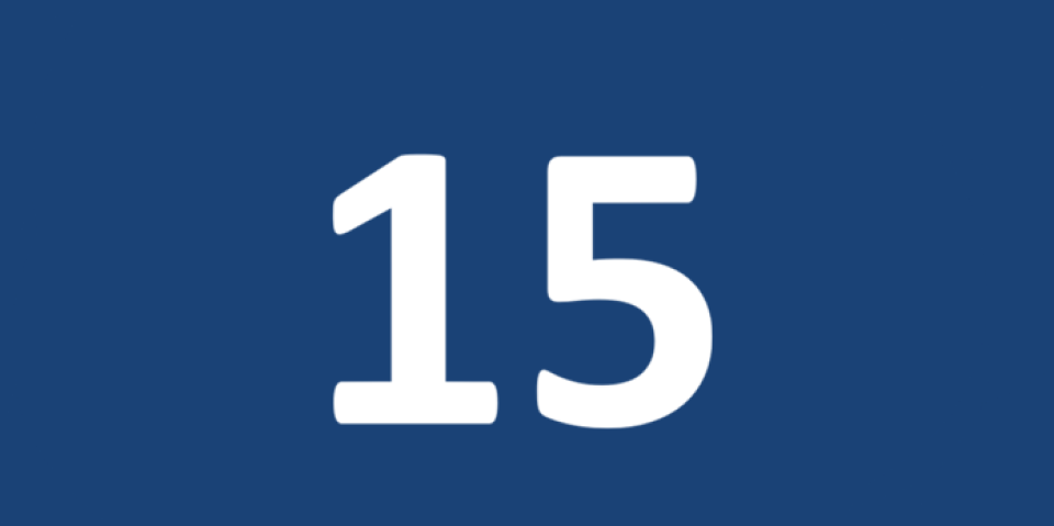 Die Zahl 15 in weißer Schrift auf blauem Grund.