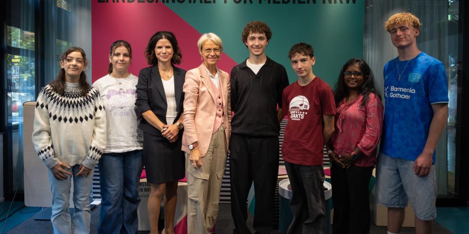 Gruppenbild mit Ministerin Feller im Rahmen der Medienscouts Convention