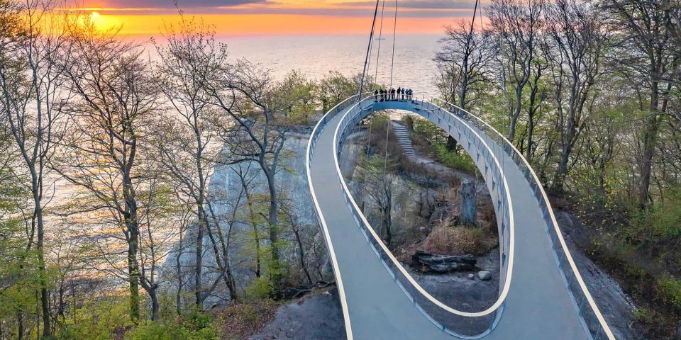 Der Skywalk Königsstuhl im Nationalpark bei Sassnitz auf Rügen bietet spektakuläre Aussichten.