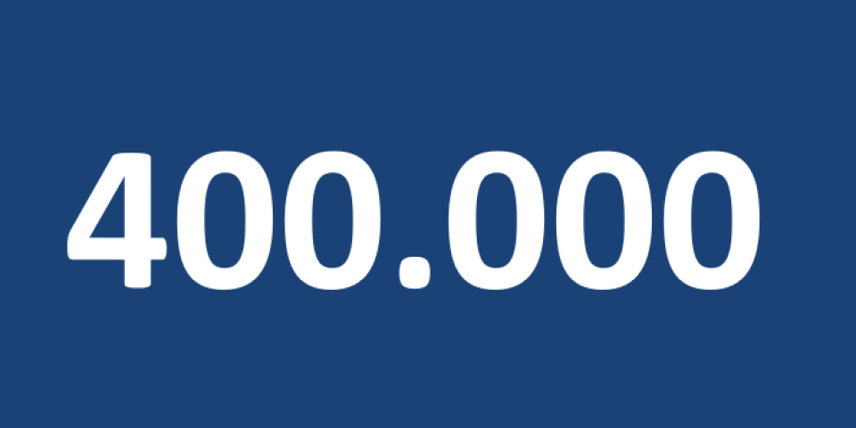 Die Zahl 400.000 in weißer Schrift auf blauem Grund.