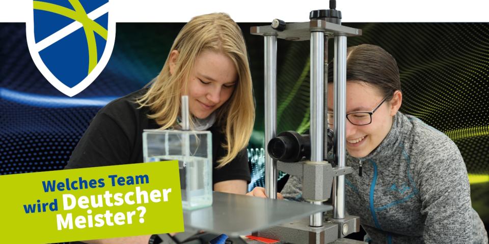 Zwei junge Frauen führen ein physikalisches Experiment durch.