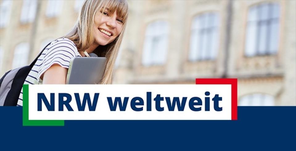 Symbolbild einer jungen Frau mit Laptop und Rucksack, im Hintergrund in Unschärfe ein Gebäude. Im Vordergrund der Schriftzug: "NRW weltweit"