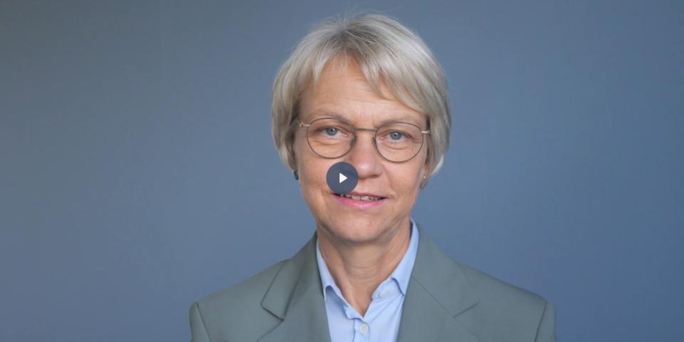 Videostandbild von Ministerin Dorothee Feller vor neutralem Hintergrund