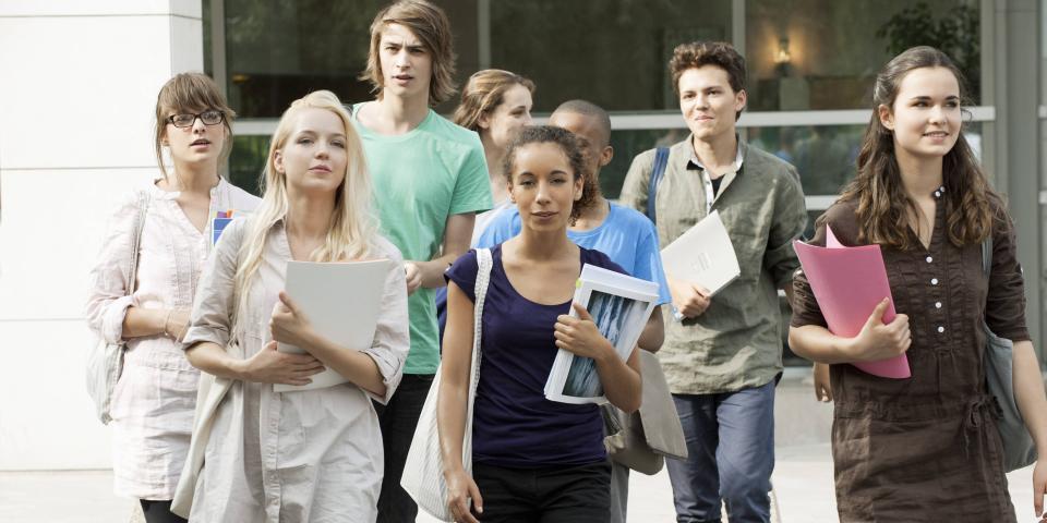 Schüler verlassen ein Schulgebäude.