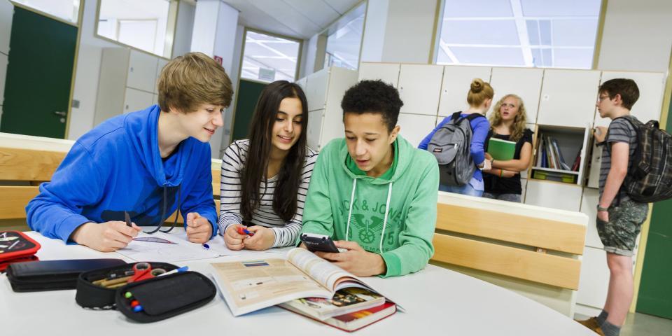 Schüler lernen zusammen in einem Klassenraum.