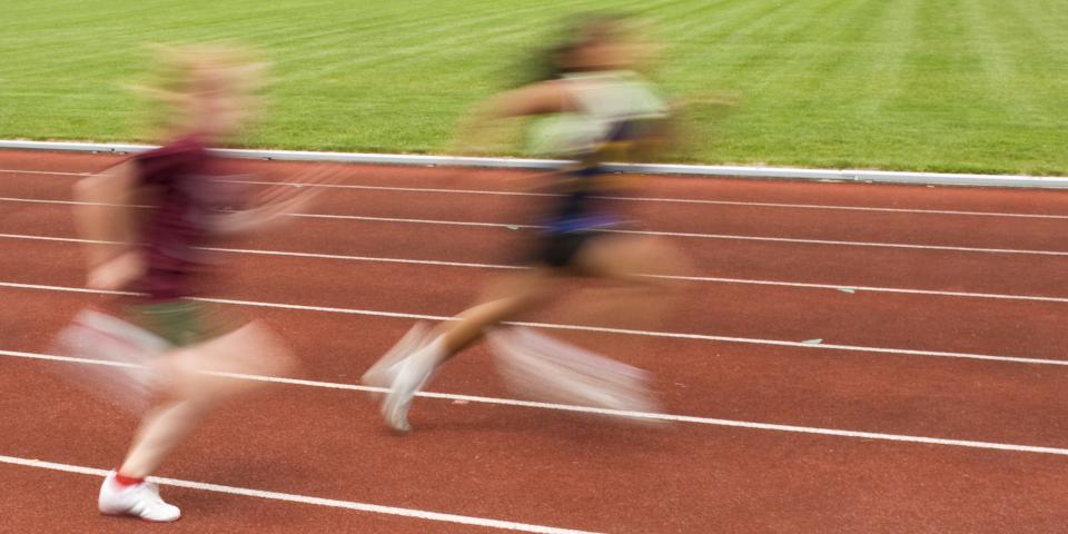 Zwei Schüler bestreiten einen Laufwettkampf.