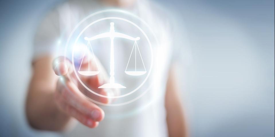 Foto eines Oberkörpers mit ausgestreckter rechter Hand in Unschärfe, davor transparente grafische Darstellung einer Waage in einem Kreis.