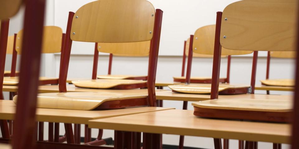 Klassenraum_leer_Stuehle