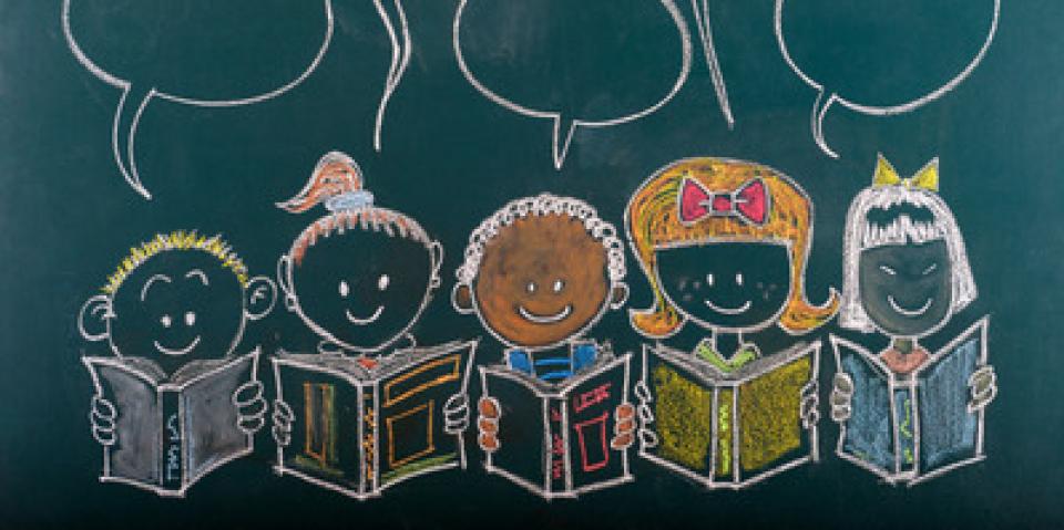 Auf einer Tafel sind mit Kreise lesende Kinder unterschiedlicher Ethnien gemalt. Über ihnen schweben Sprechblasen.
