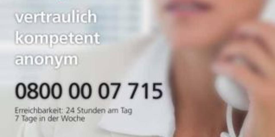 Plakat: Im Hintergrund in Unschärfe Foto einer telefonierende Frau erkennbar, darüber liegt die Schrift; "Sprech:zeit für Lehrkräfte in NRW - vertraulich, kompetent, anonym - 08000007715 - Erreichbarkeit: 24 Stunden am Tag, 7 Tage in der Woche - Zeit für psychosoziale Themen - Sprechen Sie mit den Experten - Im Auftrag des MSB als Erweiterung bestehender Beratungsangebote.