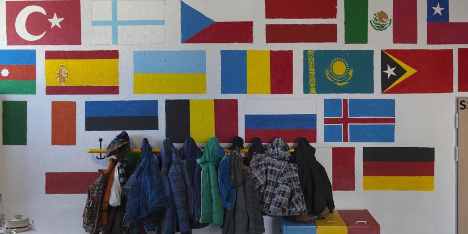 Wandgestaltung mit gemalten Flaggen unterschiedlicher Länder in der Sekundarschule Kreuzau/Nideggen