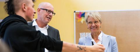Schulministerin Feller im Gespräch mit einem Schüler 
