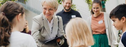 Ministerin Feller im Gespräch mit Schülerinnen und Schülern beim Besuch der Gemeinschaftsgrundschule Alzeyer Straße. 