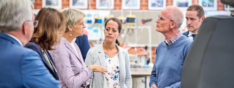 Ministerin Feller im Gespräch am Anna-Siemsen-Berufskolleg, Herford.