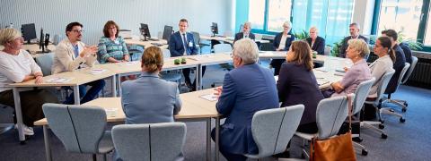 Ministerin Feller in einer Gesprächsrunde am Anna-Siemsen-Berufskolleg, Herford.