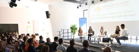 Ministerin Feller bei einer Podiumsdiskussion am Gymnasium-an-der-Hönne, Menden.