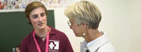 Ministerin Feller im Gespräch mit einem Schüler des Placida-Viel-Berufskollegs, Menden.