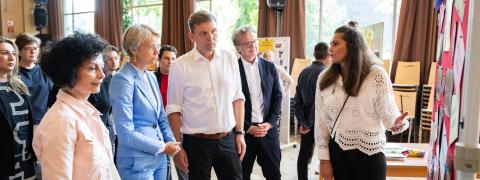 Ministerin Feller im Gespräch an der Joseph-Beuys-Gesamtschule Düsseldorf.