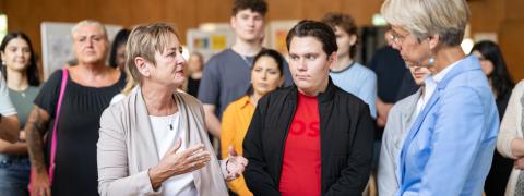 Ministerin Feller im Gespräch an der Joseph-Beuys-Gesamtschule Düsseldorf.