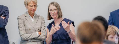 Ministerin Feller im Gespräch bei einem Besuch der Förderschule des Rhein-Sieg-Kreises.