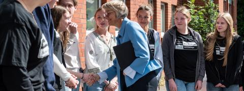 Ministerin Dorothee Feller spricht mit Schülerinnen und Schülern der Sekundarschule Horstmar-Schöppingen..