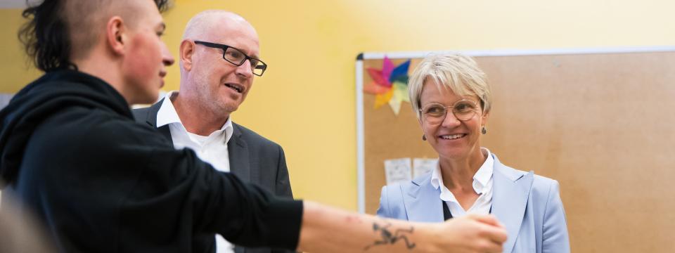 Schulministerin Feller im Gespräch mit einem Schüler 
