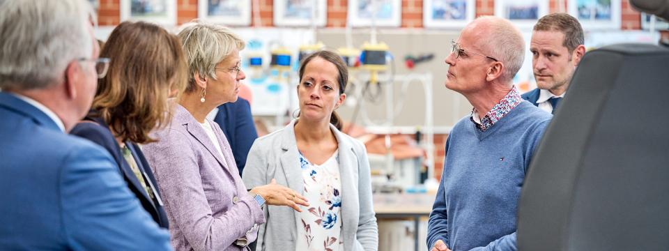 Ministerin Feller im Gespräch am Anna-Siemsen-Berufskolleg, Herford.