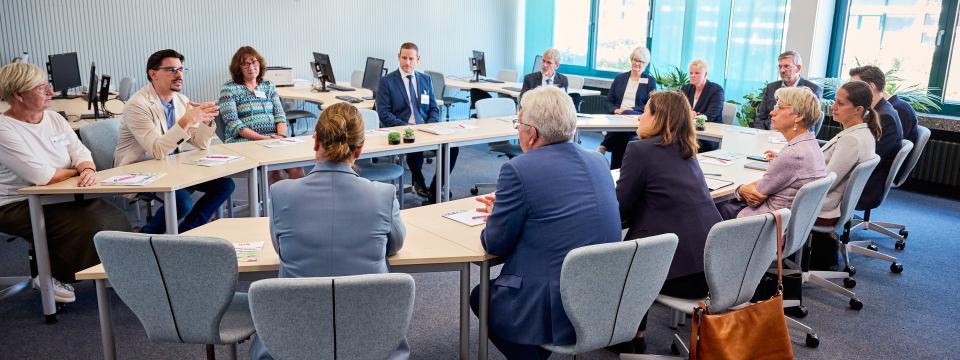 Ministerin Feller in einer Gesprächsrunde am Anna-Siemsen-Berufskolleg, Herford.