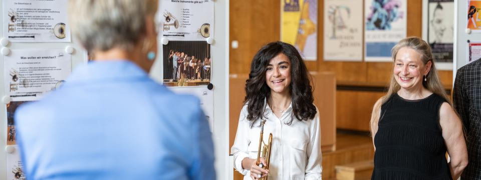 Ministerin Feller im Gespräch an der Joseph-Beuys-Gesamtschule Düsseldorf