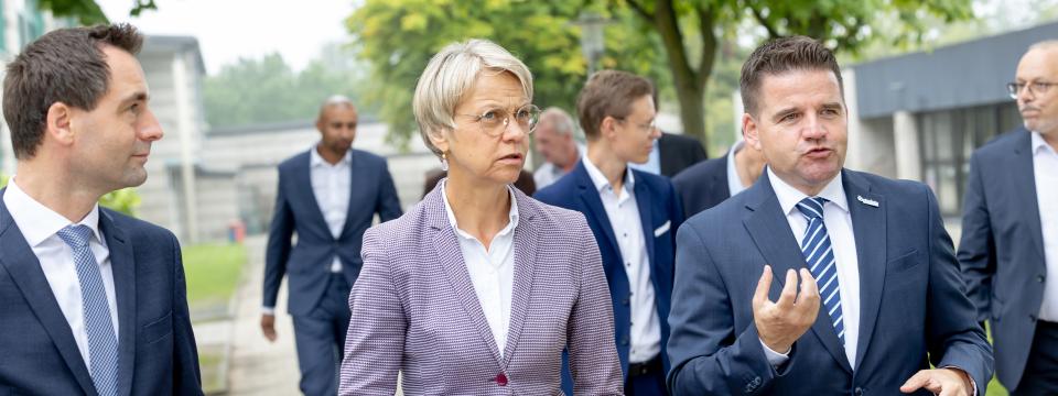 Ministerin Feller beim Besuch des Schulcampus Meckenheim