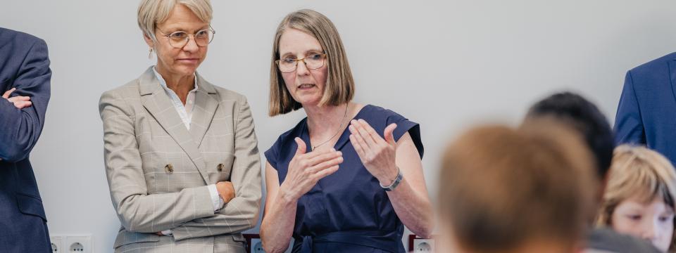 Ministerin Feller im Gespräch bei einem Besuch der Förderschule des Rhein-Sieg-Kreises.