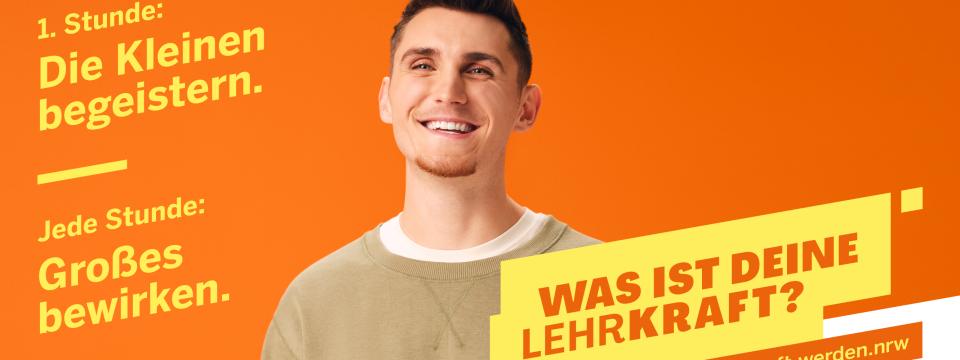 Banner zur Werbekampagne für den Beruf der Lehrkraft: Portrait eines Mannes, darauf Schriftzug: "1. Stunde: Die Kleinen begeistern. 2. Stunde: Großes bewirken - Bruno, Referendar an einer Grundschule - Was ist Deine Lehrkraft? Find's raus: www.lehrkraft-werden.nrw"