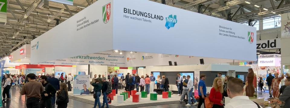 Stand des Schulministeriums NRW auf der didacta 2024 in einer Messehalle der Köln Messe