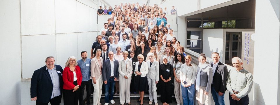 Gruppenbild: Ministerin Feller, Projektpartnerinnen und Projektpartner, Lehramtsstipendiatinnen und Lehramtsstipendiaten.