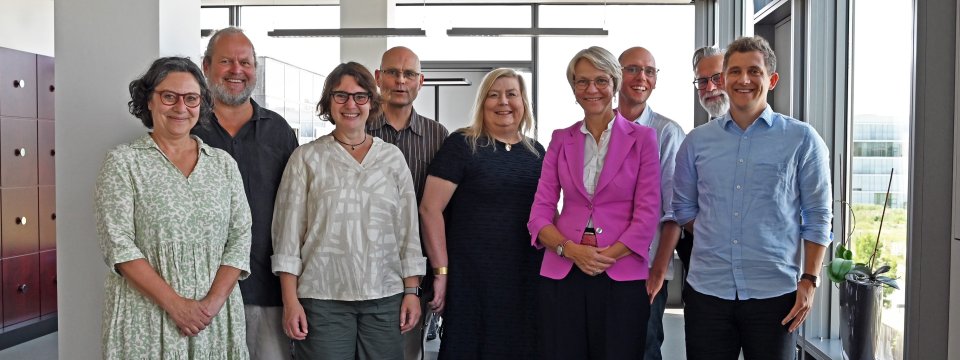 Gruppenbild: Ministerin Feller mit den Preisträgerinnen und Preisträgern des Deutschen Lehrkräftepreises 2025 (18. Juni 2025)