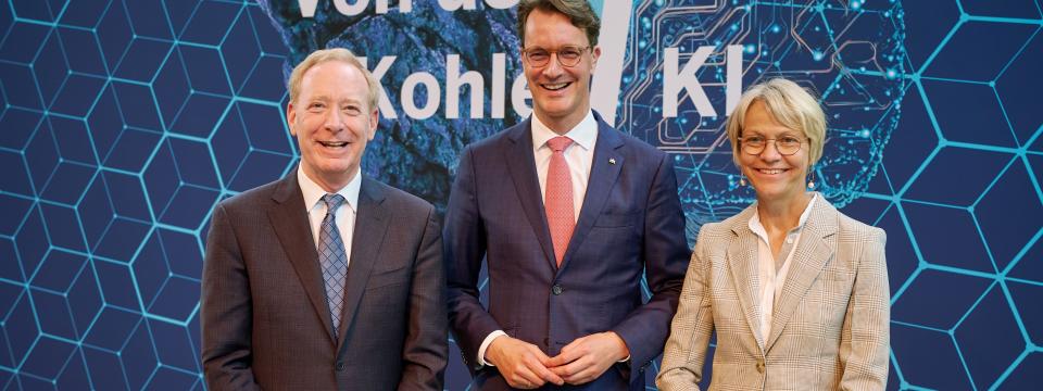 Ministerpräsident Wüst, Vice Chair and President von Microsoft Smith und Schulministerin Feller