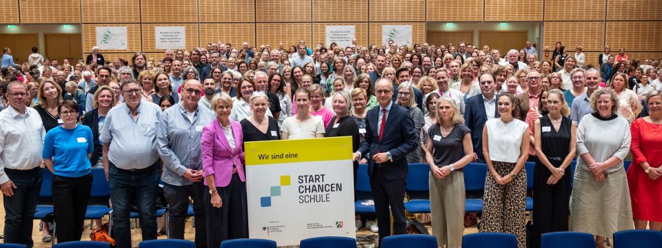 Gruppenbild mit Ministerin Dorothee Feller und den Schulleitungen der zweiten Runde der am Startchancen-Programm teilnehmenden Schulen (18. Juni 2025)