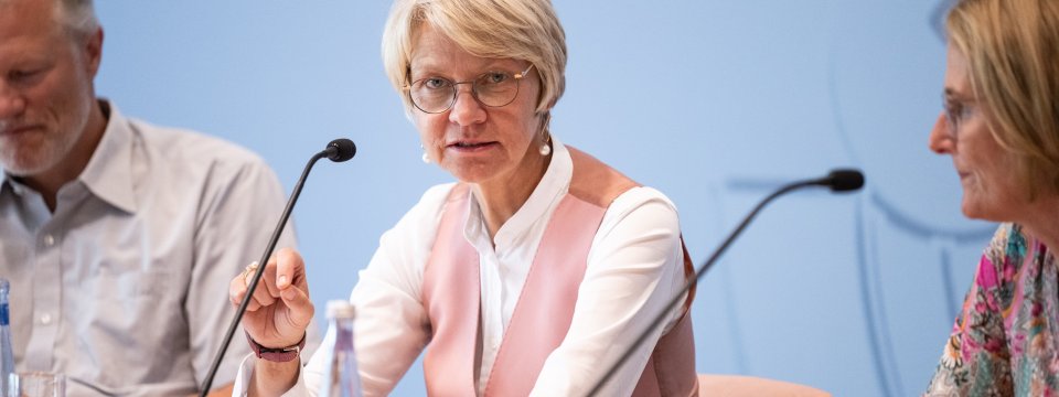 Ministerin Feller spricht in der Landespressekonferenz in Düsseldorf. 