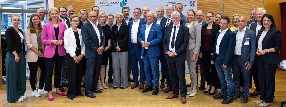 Gruppenbild mit Ministerin Feller sowie den Partnerinnen und Partnern der Kooperationsvereinbarung Laienreanimation (7. Juli 2025)