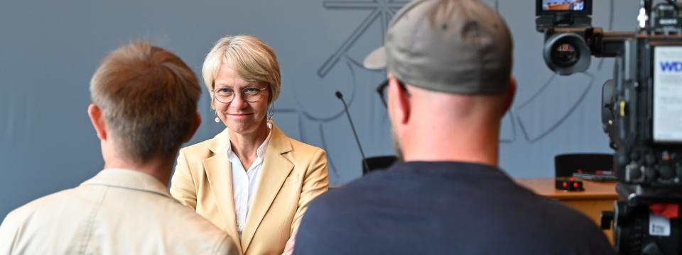 Ministerin Feller gibt ein Interview vor der Kamera im Rahmen der Schuljahresauftakt-Pressekonferenz. (22. August 2025)