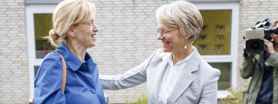 Herzliche Begrüßung zwischen Ministerin Feller und Bundesministerin Prien zum Antrittsbesuch der Bundesbildungsministerin in NRW.