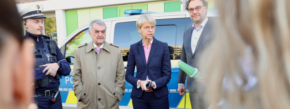 Ministerin Feller und Minister Reul bei der Präsentation des Kooperationsprojektes zur Gewaltprävention