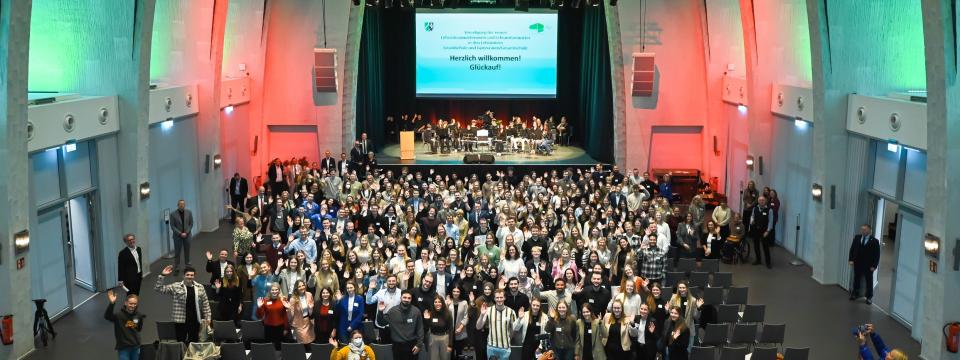 Gruppenbild der Vereidigungsfeier von Referendarinnen und Referendaren in Gelsenkirchen. Gruppenbild der Vereidigungsfeier von Referendarinnen und Referendaren in Gelsenkirchen.