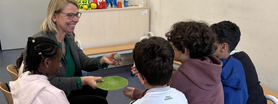 Schulsozialarbeiterin Kirsten Herr mit Schülerinnen und Schülern der Astrid-Lindgren-Grundschule Mühlheim.